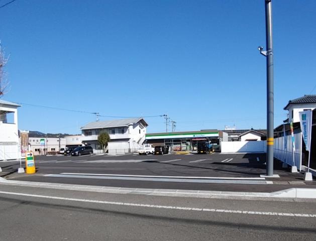 コンビニ　ファミリーマート（コンビニ）まで803m