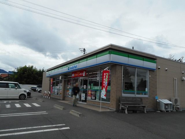 コンビニ　ファミリーマート松本波田三溝店（コンビニ）まで750m