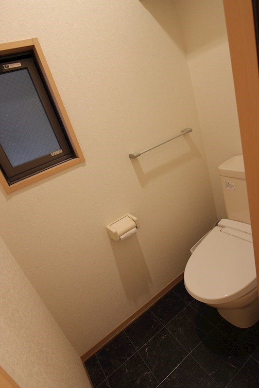 トイレ　温水洗浄便座、窓もあります！