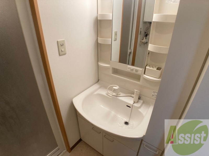 洗面設備　大きくて使いやすそうな独立洗面台になっています。