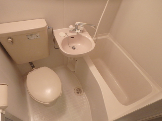 バス・シャワールーム　おそうじも楽ちんの３点ユニットバス。