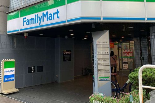 コンビニ　ファミリーマート サンズ西新宿店（コンビニ）まで222m