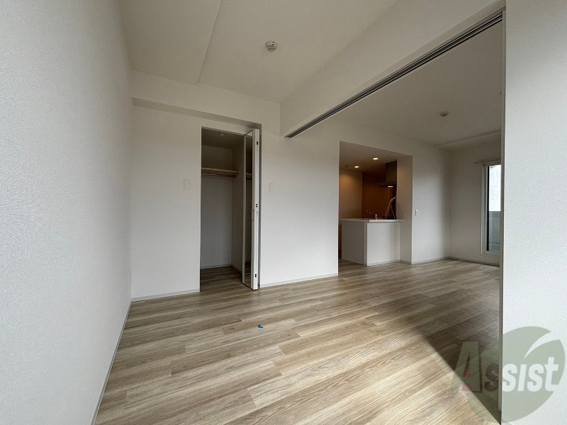 その他部屋・スペース　戸を閉めるとリビングと区切られた寝室にすることができますよ。