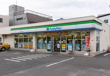 コンビニ　ファミリーマート（コンビニ）まで140m