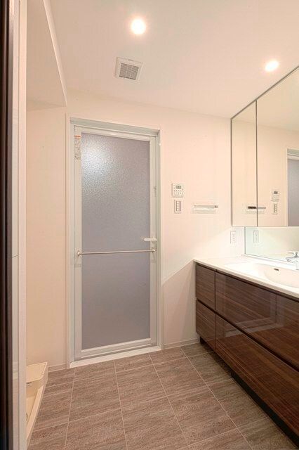 洗面設備　■キャビネット収納付きの独立洗面台