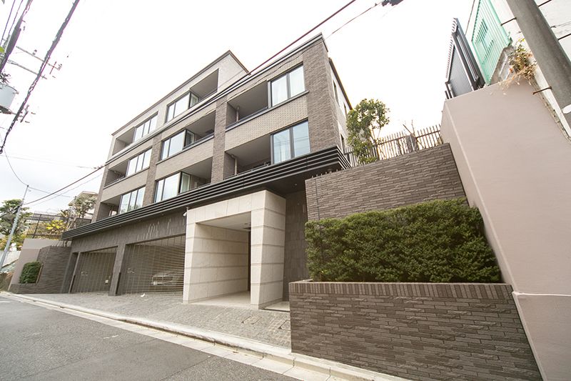 建物外観　鉄筋コンクリート造・総戸数は19戸です。