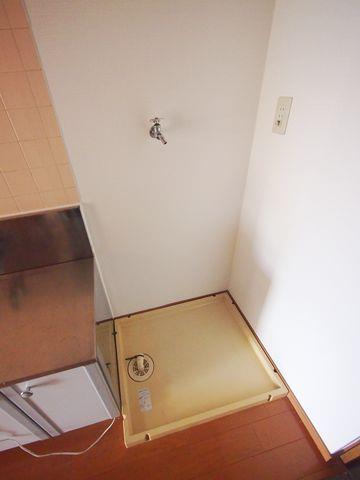 洗面設備　室内には洗濯機置き場がございます。