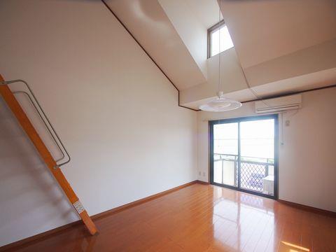 居室・リビング　洋室9.5帖　出窓あり