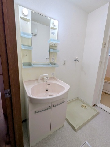 洗面設備　洗面化粧台と洗濯機置き場