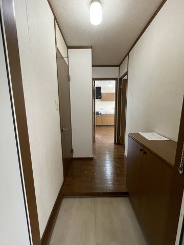 玄関　イメージとして同建物他部屋を表示しています