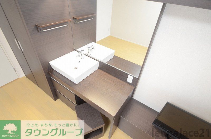 その他部屋・スペース　居間に配置した独立洗面台