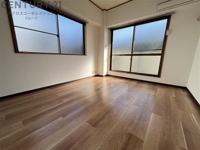 居室・リビング　２面採光で明るいお部屋です！エアコン付き！