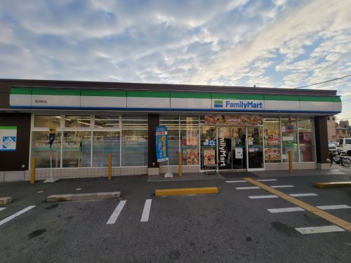 コンビニ　ファミリーマート 尾浜町店（コンビニ）まで136m