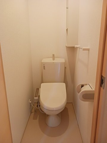 トイレ　落ち着いた色調のトイレです