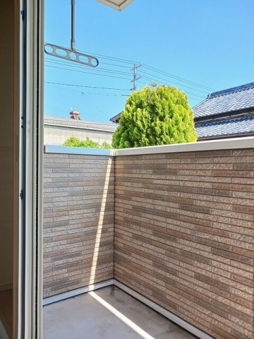バルコニー　開放的で明るい空間を演出してくれるバルコニーです