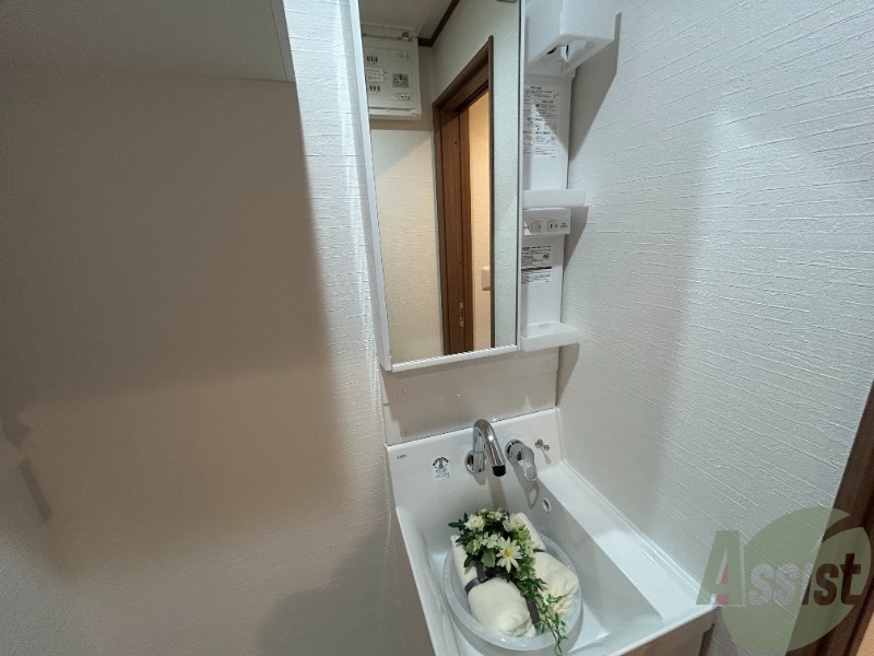 洗面設備　独立洗面台がございます。朝の支度はここで済ませましょう。