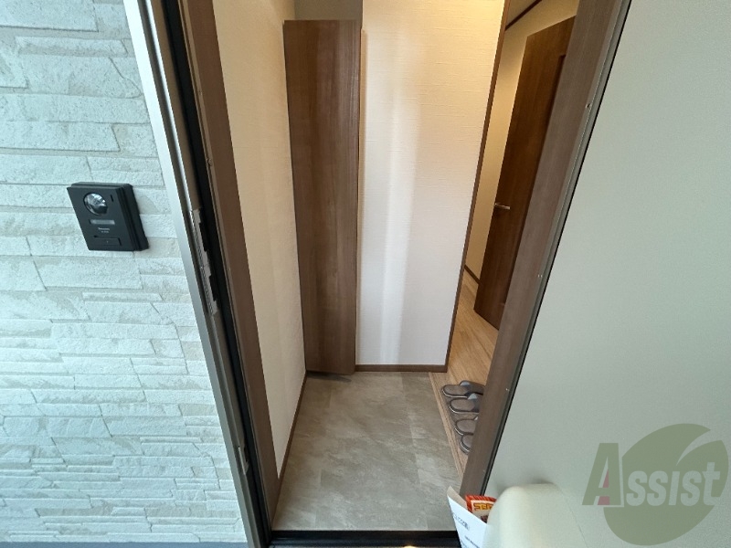 玄関　玄関口は広く、買い物袋を抱えての帰宅でも入りやすいですよ。