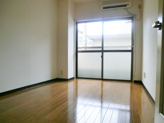 居室・リビング　明るい洋室です☆