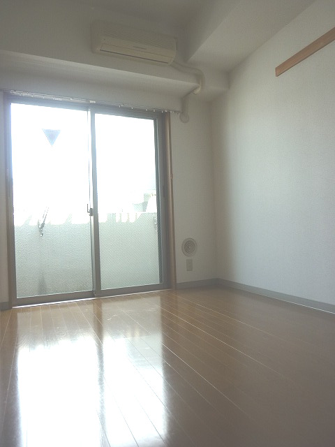 居室・リビング　落ち着いた色合いの床材を使用した居住空間です。