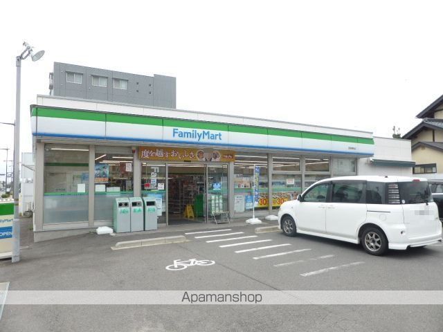 コンビニ　ファミリーマート（コンビニ）まで538m