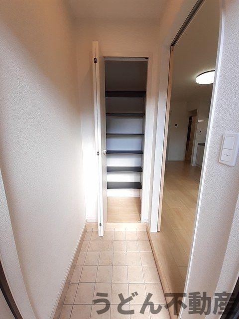玄関　うどん県のお部屋探しはうどん不動産へ うどんちゃんとLINE