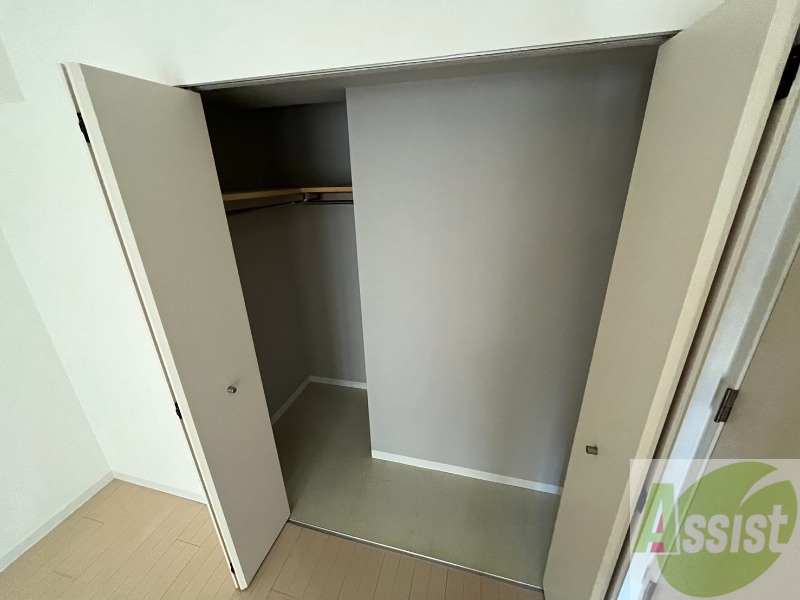 収納　こちらの収納にはハンガーをかけて服もしまえますね。