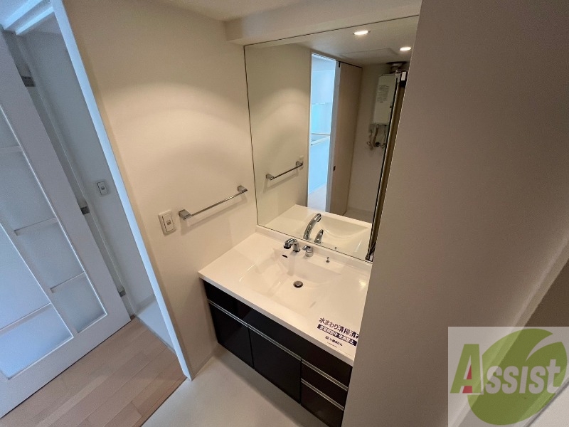 洗面設備　大きくて使いやすそうな独立洗面台になっています。