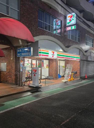 コンビニ　セブンイレブン新宿曙橋駅北店（コンビニ）まで330m