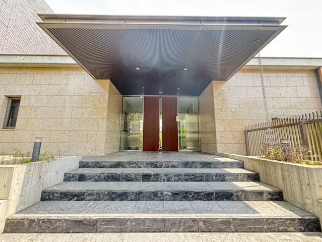 エントランス　詳細は、RISUMO江坂本店までお問合せください♪