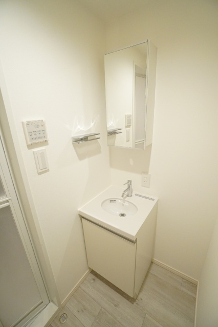 洗面設備　※同物件別号室の参考写真です。