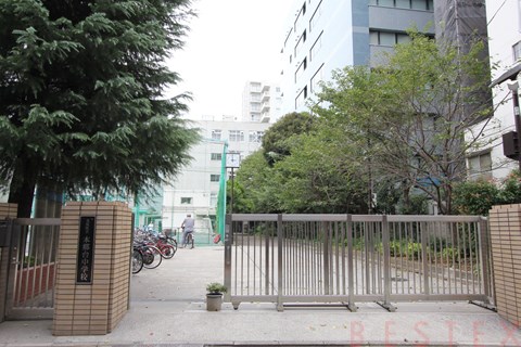 中学校　文京区立本郷台中学校（中学校）まで669m