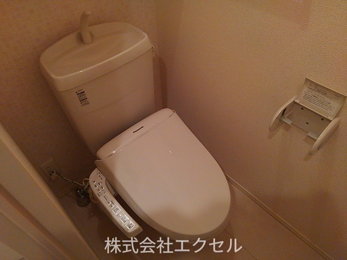 トイレ　温水洗浄便座です。