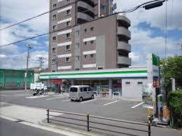 コンビニ　ファミリーマート巽中4丁目店（コンビニ）まで135m