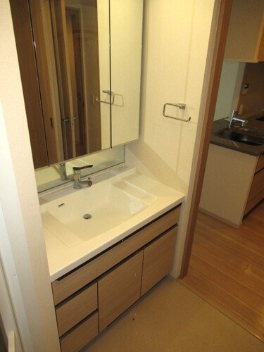 洗面設備　3面鏡付化粧台　同タイプ別部屋