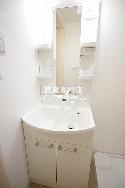 洗面設備　洗面所も収納豊富！