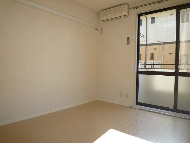 居室・リビング　写真は別号室です