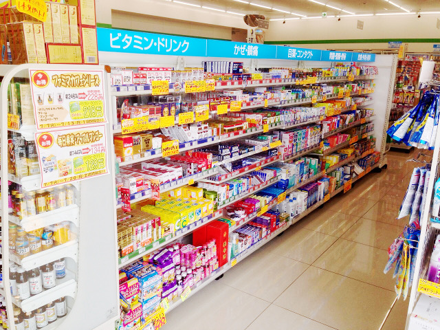 ドラックストア　ファミリーマート＋ミヤモトドラッグ御成門店（ドラッグストア）まで211m