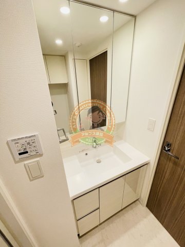 洗面設備　朝の身支度も楽々独立洗面台（同一仕様）