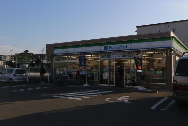 コンビニ　ファミリーマート（コンビニ）まで1562m