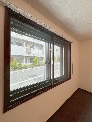 その他設備　防音室の窓も3重サッシ仕様になります！