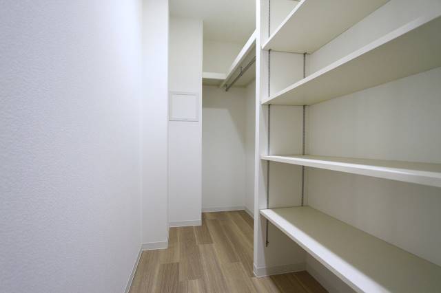 収納　内装工事中の写真になります