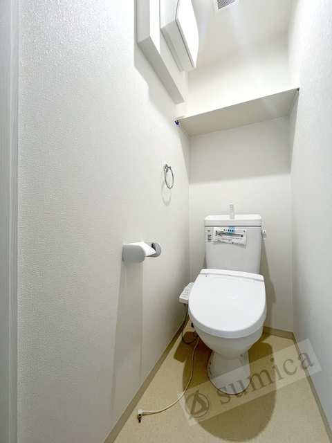トイレ　人気アイテムの温水洗浄便座。清潔感のあるトイレです。