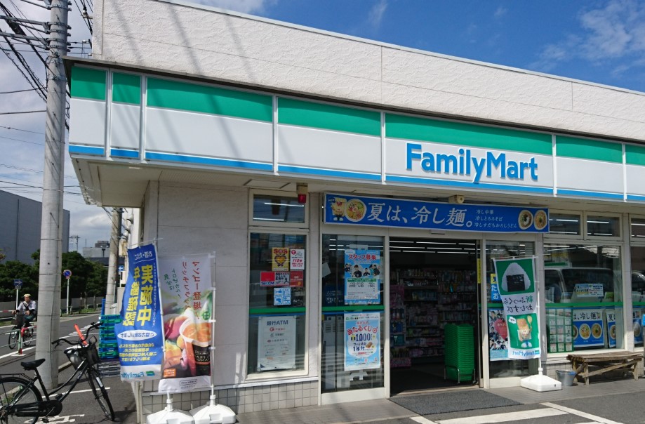 コンビニ　ファミリーマート日暮里駅前店（コンビニ）まで109m