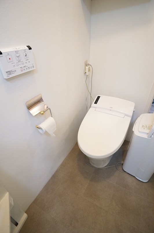 トイレ　温水洗浄便座付き