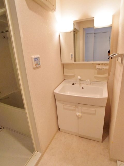 洗面設備　♪朝・晩の強い味方、洗髪洗面化粧台♪