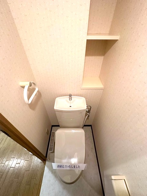 トイレ　トイレは温水洗浄便座付き♪人気のバストイレ別です♪小物を置け