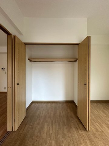 収納　洋室6.9帖のお部屋にあるクローゼットです♪お洋服をたくさん