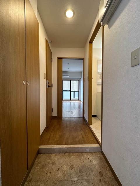 眺望　玄関から室内への景観です！右手に洗面所、左手にトイレがありま