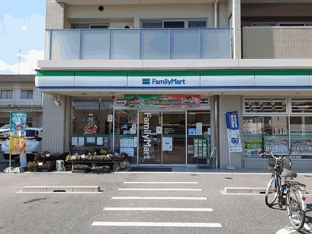 コンビニ　ファミリーマート（コンビニ）まで400m