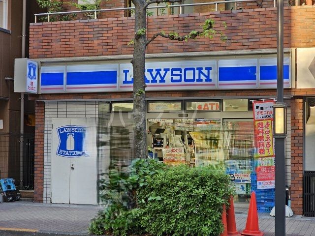 コンビニ　ローソン H新宿御苑北店（コンビニ）まで526m